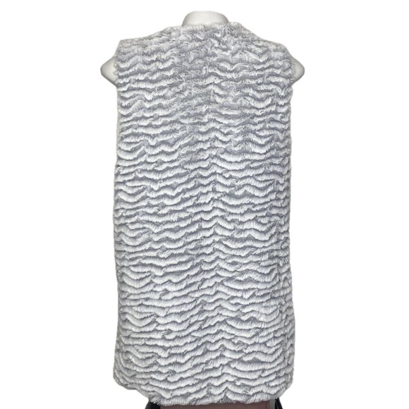 BETSY JOHNSON White Silver Gray Faux Fur Sleeveless Mobwife Retro Glam Vest L - Picture 10 of 16